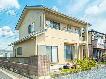 外壁を塗り替えるタイミングはこう見極める